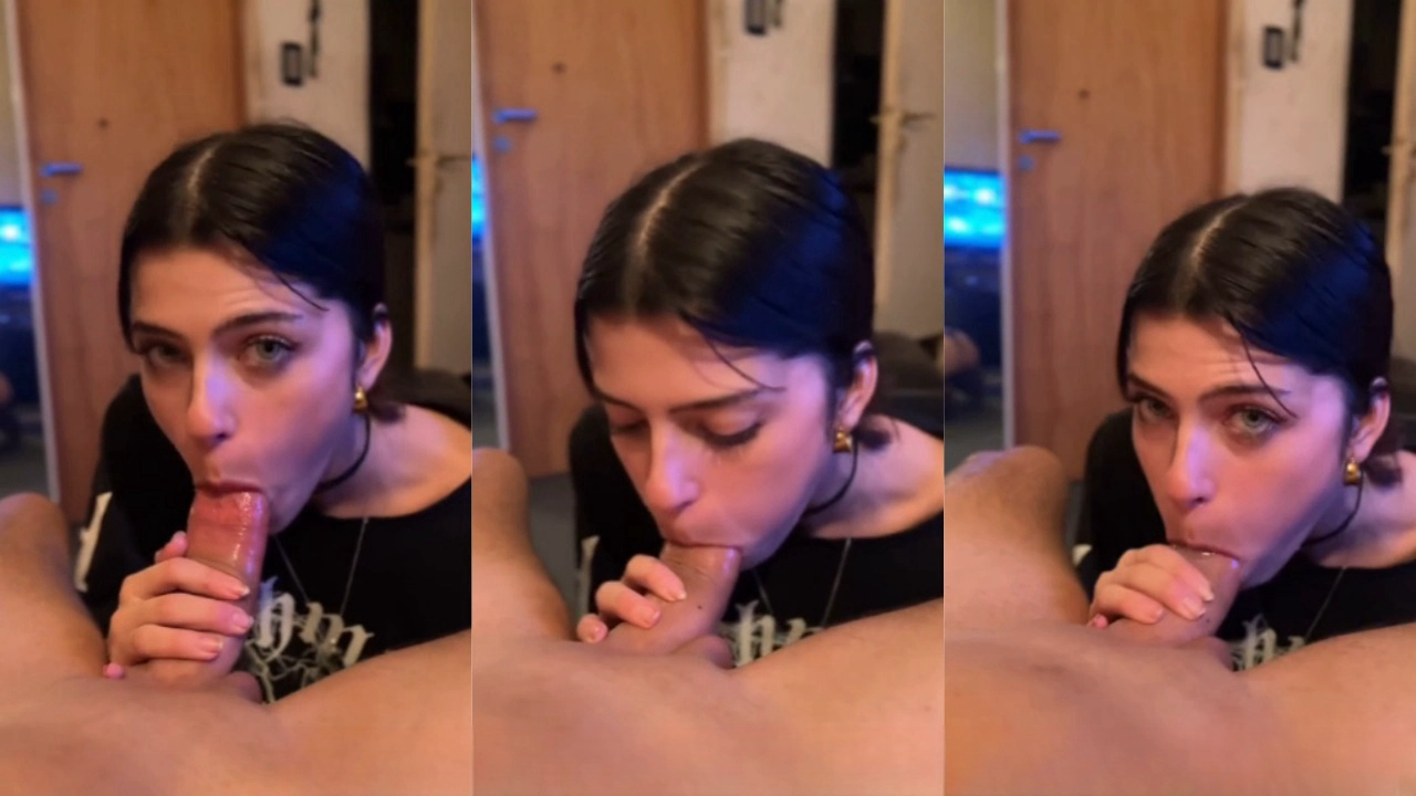 高颜值美女 贪婪的吸允大鸡巴 最后全射进嘴里