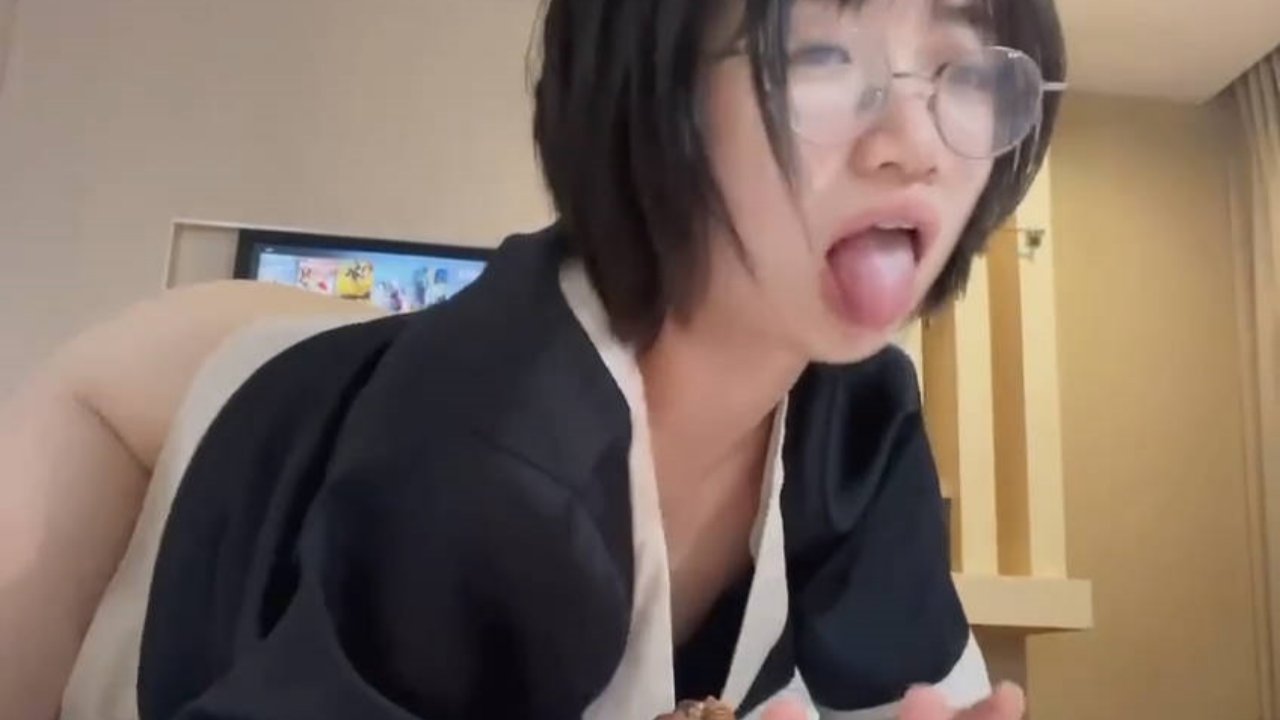 口交深喉后进入她紧致粉穴