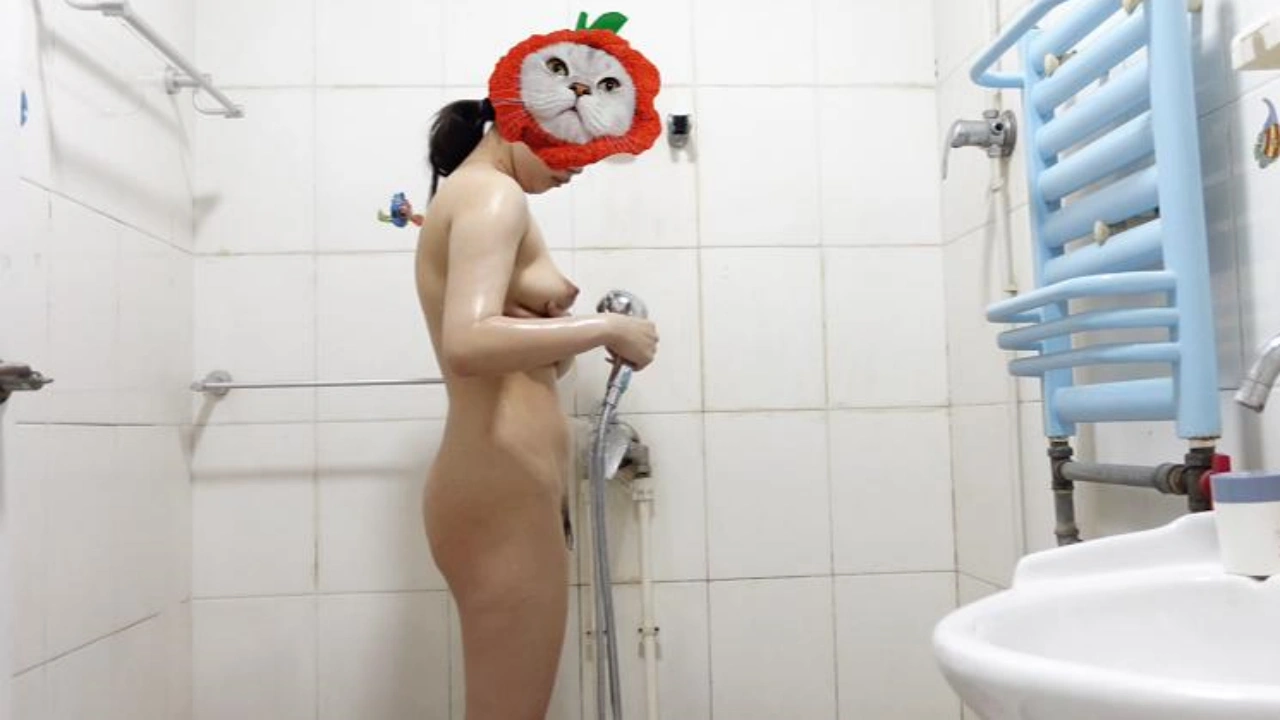 【洗澡偷拍】身材不错的妹妹浴室洗澡 逼毛有点长 乳房很敲挺