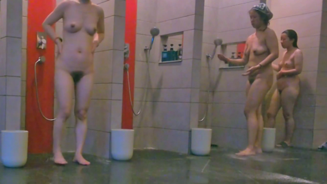 【澡堂偷拍】澡堂子内部员工偷拍多位好身材美女 映入眼帘全是奶子