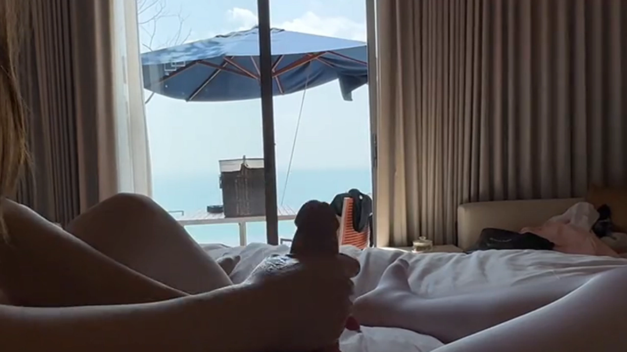 白嫩少女跟男友在海景房面朝大海打飞机