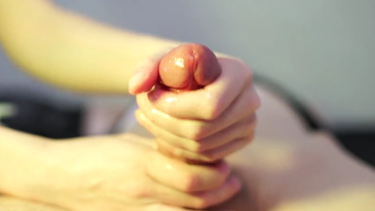 白白嫩嫩的妹子手交 前列腺高潮 最后射精到嫩手上